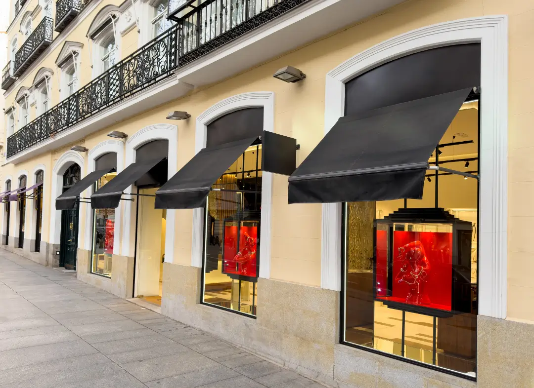 Façade vitrine de magasin en aluminium sur mesure à Saint-Fons